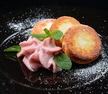 Сырники с малиновым муссом