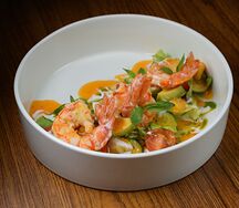 Салат с лангустином и соусом Манго-маракуйя-чили