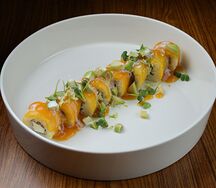 Роллы с семгой, манго и тайским соусом