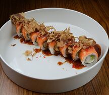 Роллы с семгой, креветками, авокадо и соусом вафу