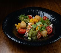 Салат со свежим манго, курицей и рисовыми шариками