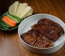 Утка по-пекински с овощами целая