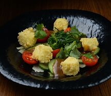 Салат с жареным сыром, овощами и чукой