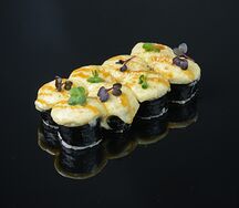 Печёные роллы с тунцом под сырной шапкой и соусом унаги