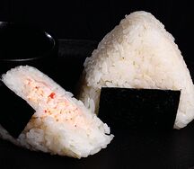 Онигири с крабом