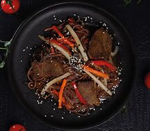 Гречневая лапша с говядиной в соусе сладкий чили