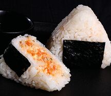 Онигири с лососем