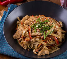 Удон с курицей и фирменным соусом