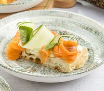 Брускетта с форелью и огурцом