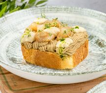 Бриошь с куриным паштетом и чатни из груши