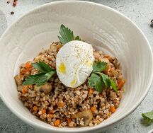 Греча с яйцом 7-ми минуткой и овощами