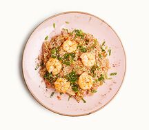 Чесночный рис с креветками