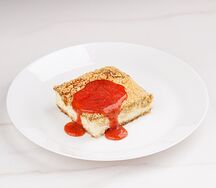 Творожник с ягодным соусом