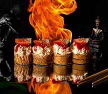 Ролл с лососем и клубникой