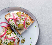 Брускетта с риетом из тунца