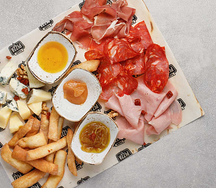 Мясные деликатесы и сыры