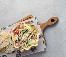 Цезарь с подкопченной курицей фирменный