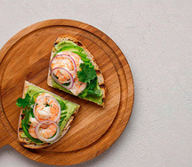 Брускетта с креветками и авокадо