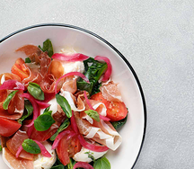 Салат с Моцареллой и пармой