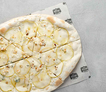 Пицца с грушей и дорблю