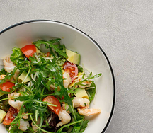 Салат с пряными креветками