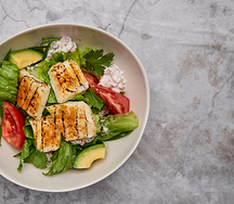 Салат с карамелизированным халуми