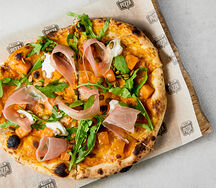 Пицца с тыквой, пармским окороком и рикоттой