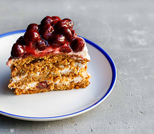 Морковный торт с вишней