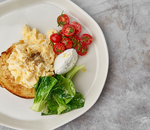 Скрембл с томатами и творожным сыром