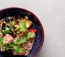 Салат с баклажанами вок и томатами