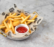 Наггетсы с картофелем фри и сырным соусом