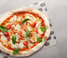 Пицца с курицей и Моцареллой