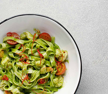 Тальятелле с обжаренными креветками и песто