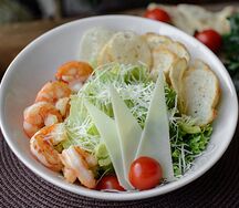 Салат Цезарь с креветками