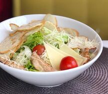 Салат Цезарь с курицей