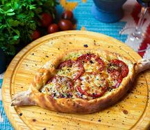 Хачапури по-аджарски с томатами