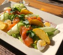 Салат с лососем