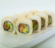 Ролл с лососем в кунжуте