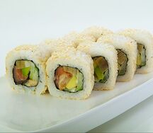 Ролл с угрем в кунжуте