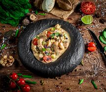 Морепродукты с овощами в соусе дорблю