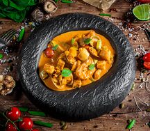 Морепродукты с овощами в соусе том ям