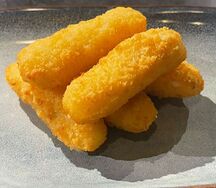 Сырные палочки с соусом брусничный чили