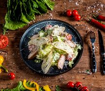 Цезарь с курицей гриль