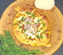 Хачапури с сыром и кусочками cвинoй рульки