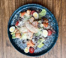 Салат Цезарь с креветками