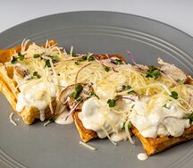 Сырная вафля с курицей и грибами