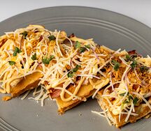 Вафли с цыпленком и беконом