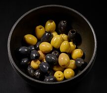 Ассорти из оливок и маслин