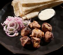 Шашлык из говядины на тарелке