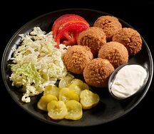 Фалафель на тарелке